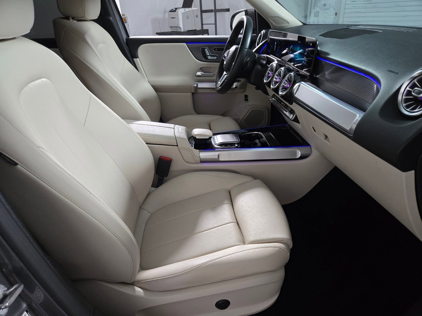 Used 2021 Mercedes-Benz GLB 250 4MATIC w/ Premium Package image 17