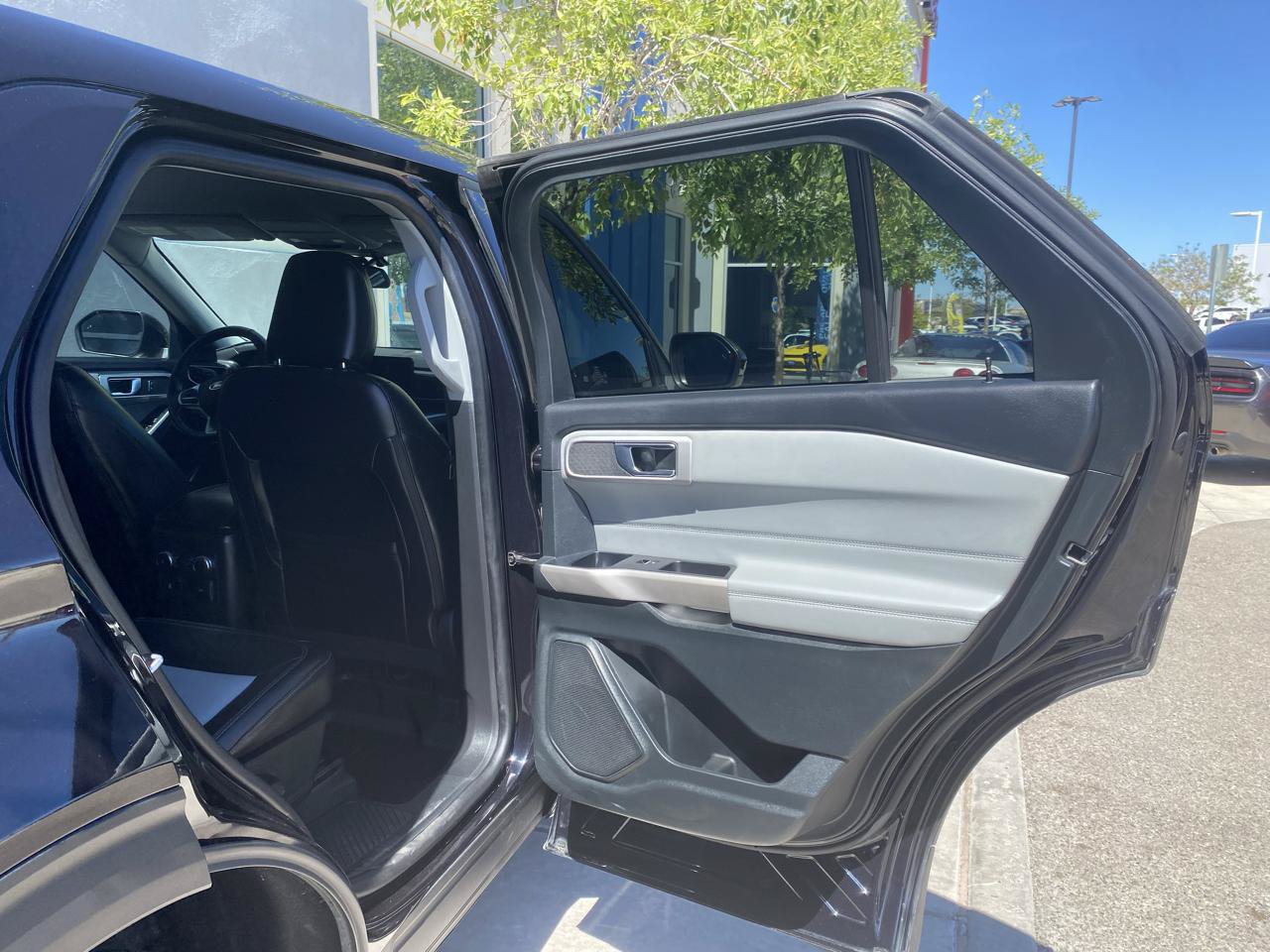 Used 2022 Ford Explorer XLT w/ Equipment Group 202A AWD/4WD image 5