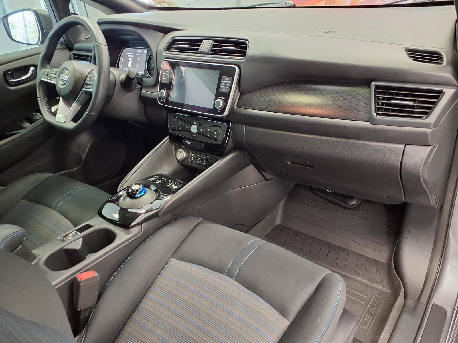Used 2022 Nissan Leaf SV w/ SV Technology Package FWD image 9
