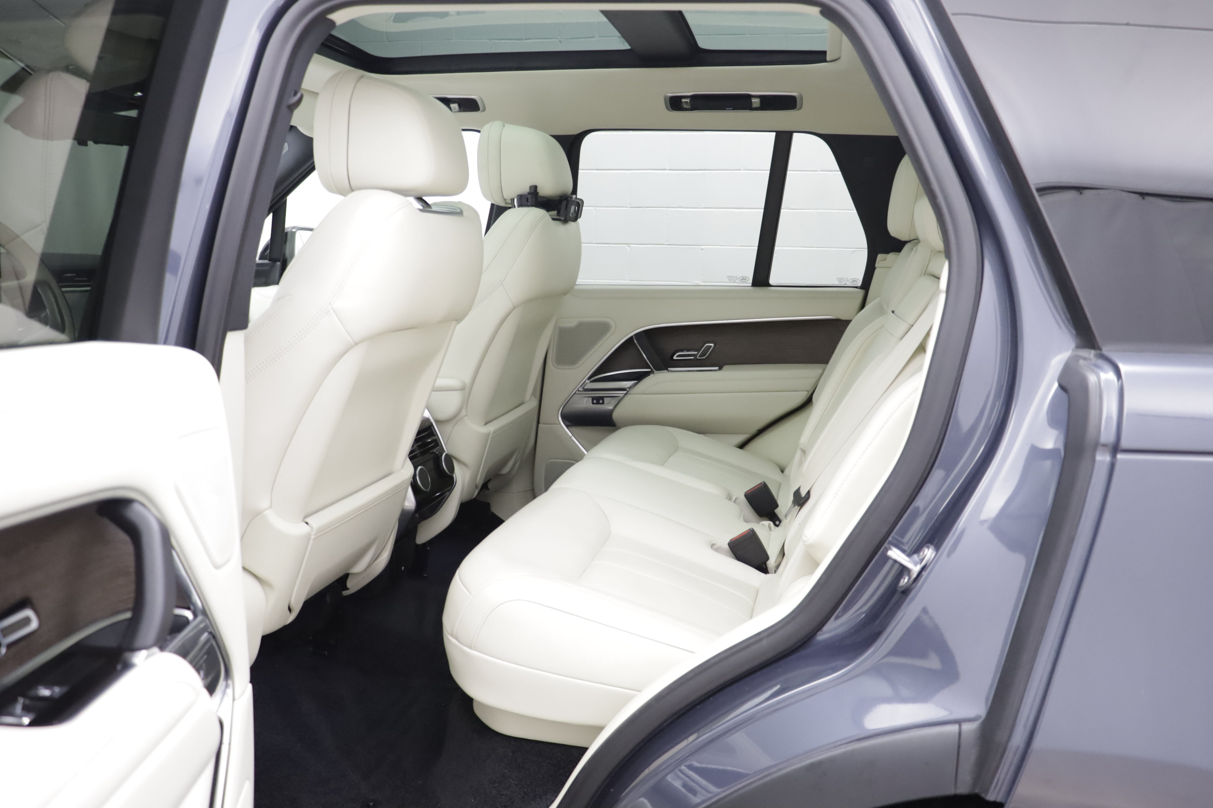 Certified 2025 Land Rover Range Rover SE AWD/4WD image 15