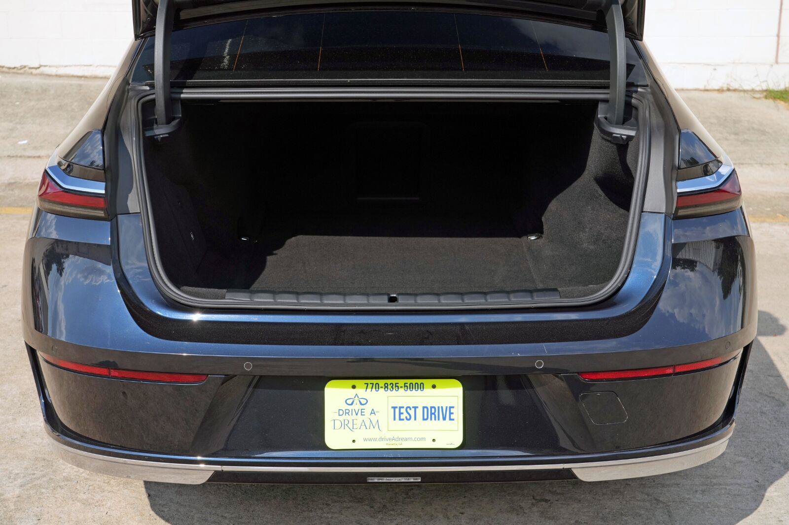 Used 2023 BMW i7 xDrive60 w/ Executive Package 2 AWD/4WD image 9