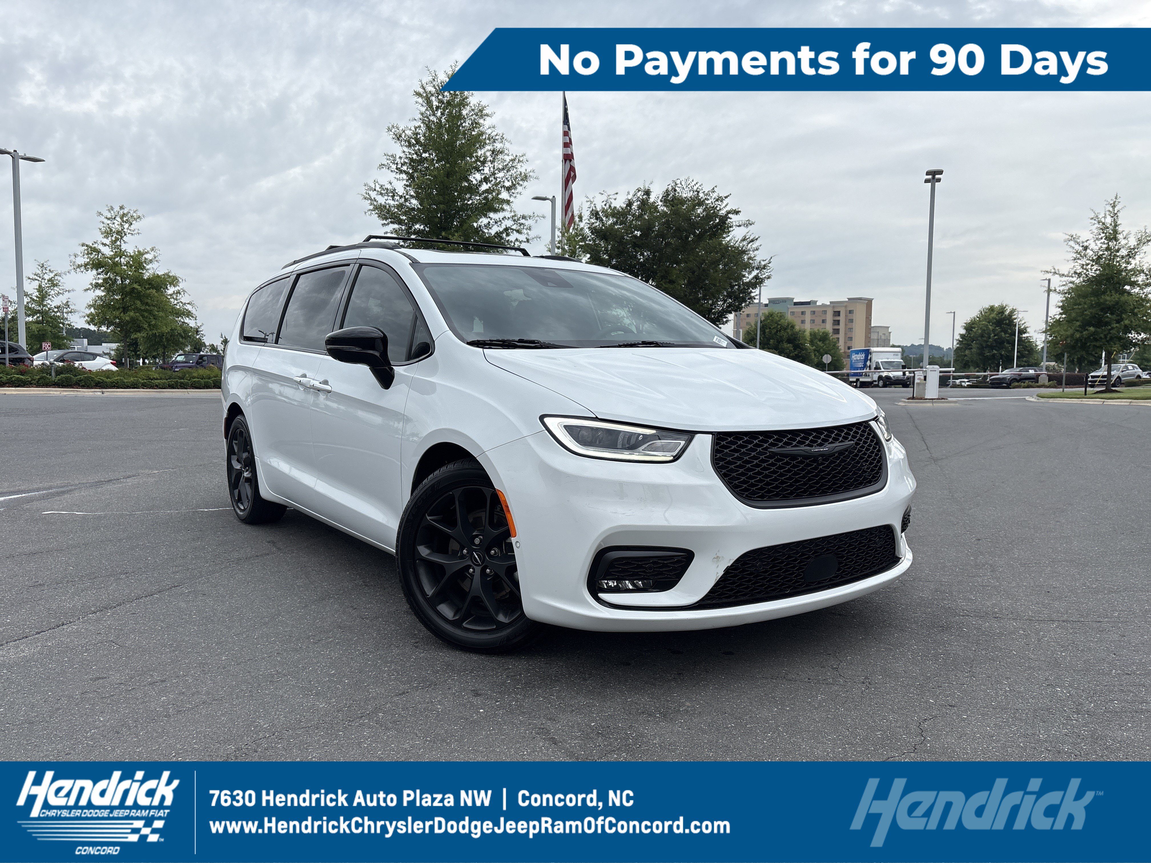 Used 2023 Chrysler Pacifica Limited w/ Uconnect Theater Family Group