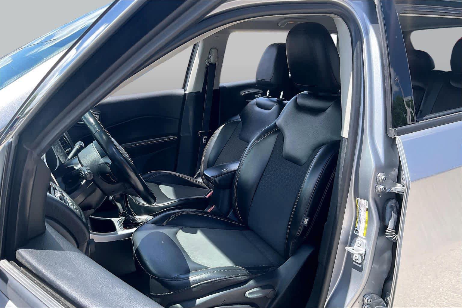 Used 2019 Jeep Compass Latitude w/ Cold Weather Group FWD image 8
