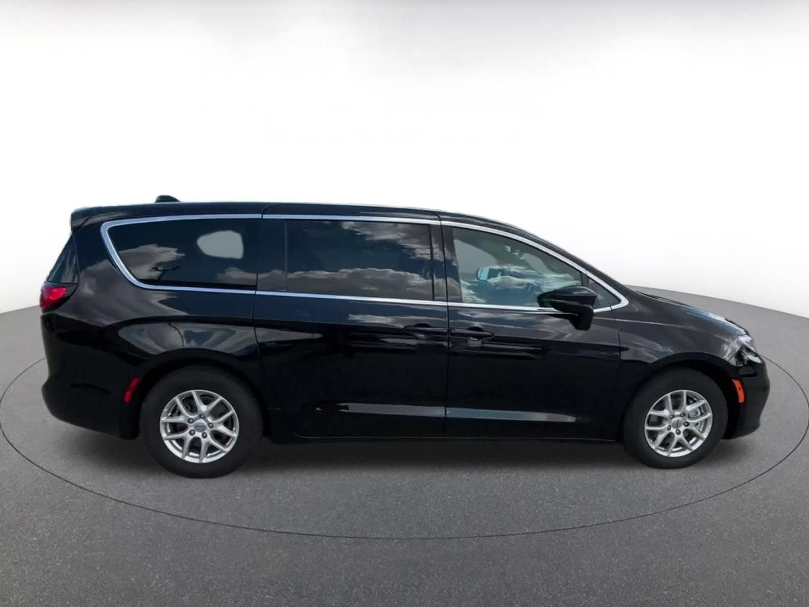 Used 2025 Chrysler Pacifica Select FWD image 15