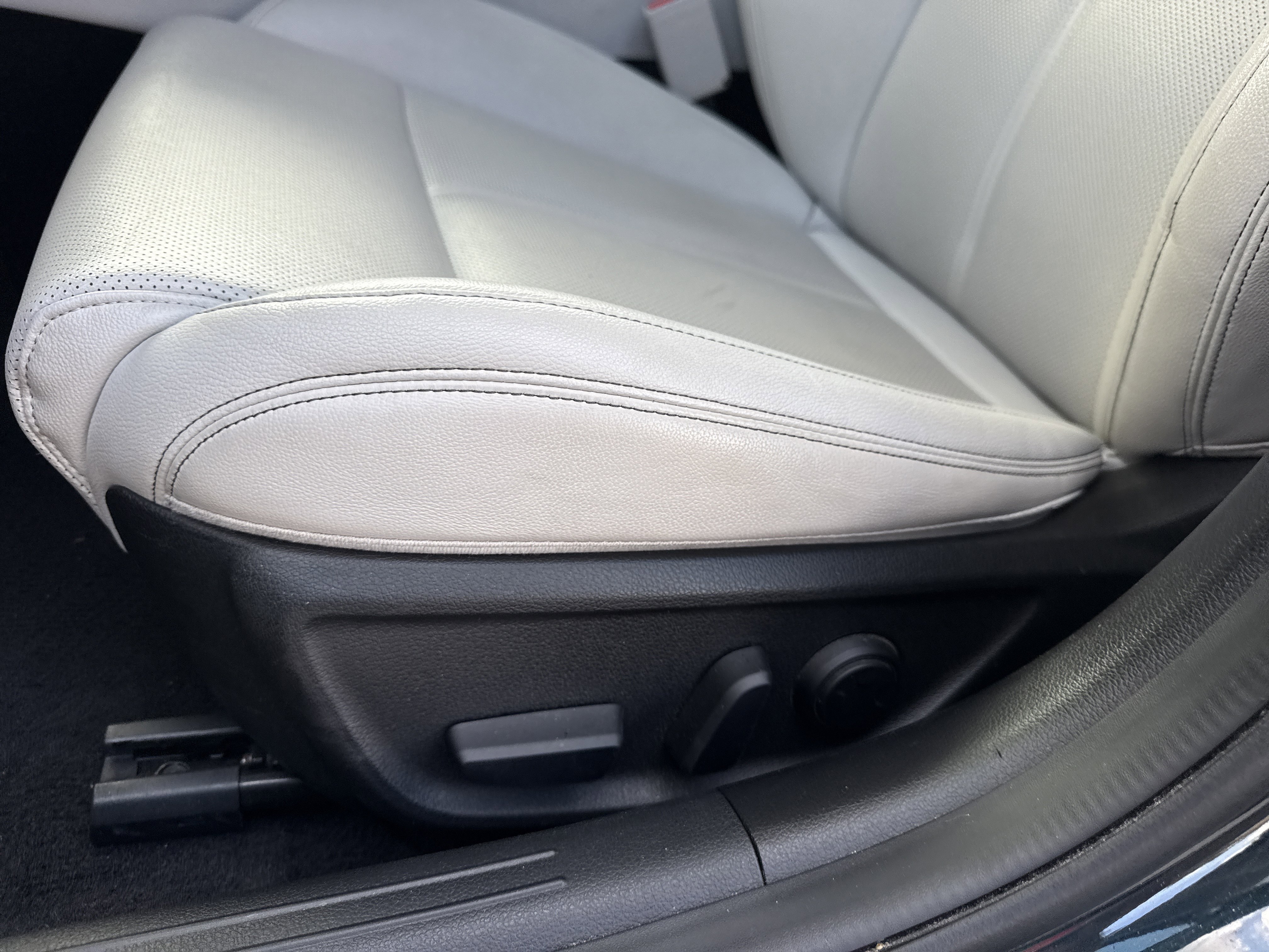 Used 2024 Genesis G70 2.5T image 35