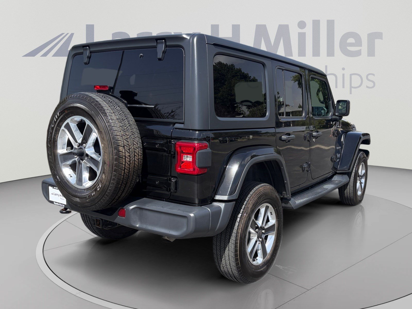 Used 2018 Jeep Wrangler Unlimited Sahara w/ Uconnect 4C Nav & Sound Group AWD/4WD image 5