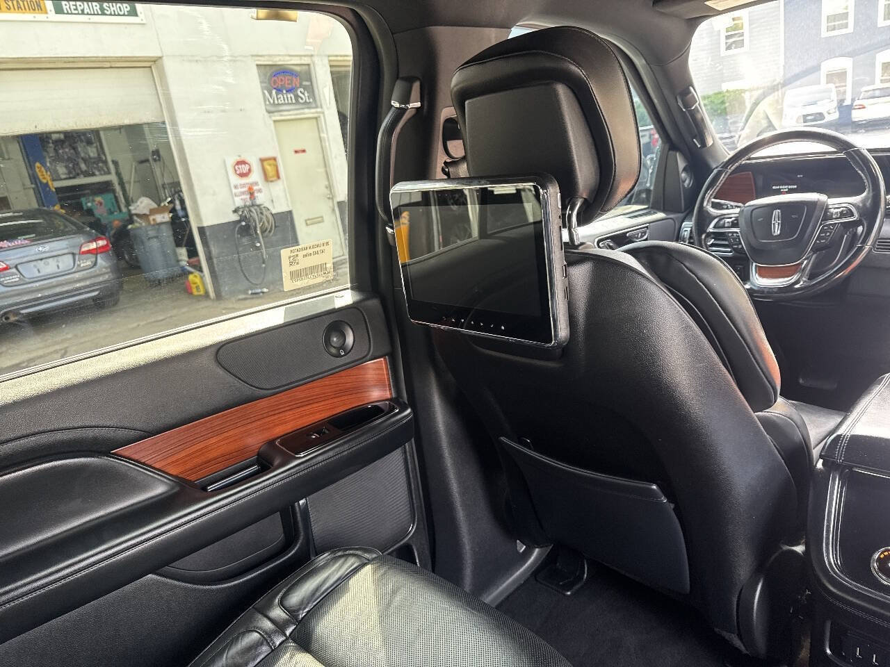 Used 2018 Lincoln Navigator Select w/ Technology Package AWD/4WD image 12