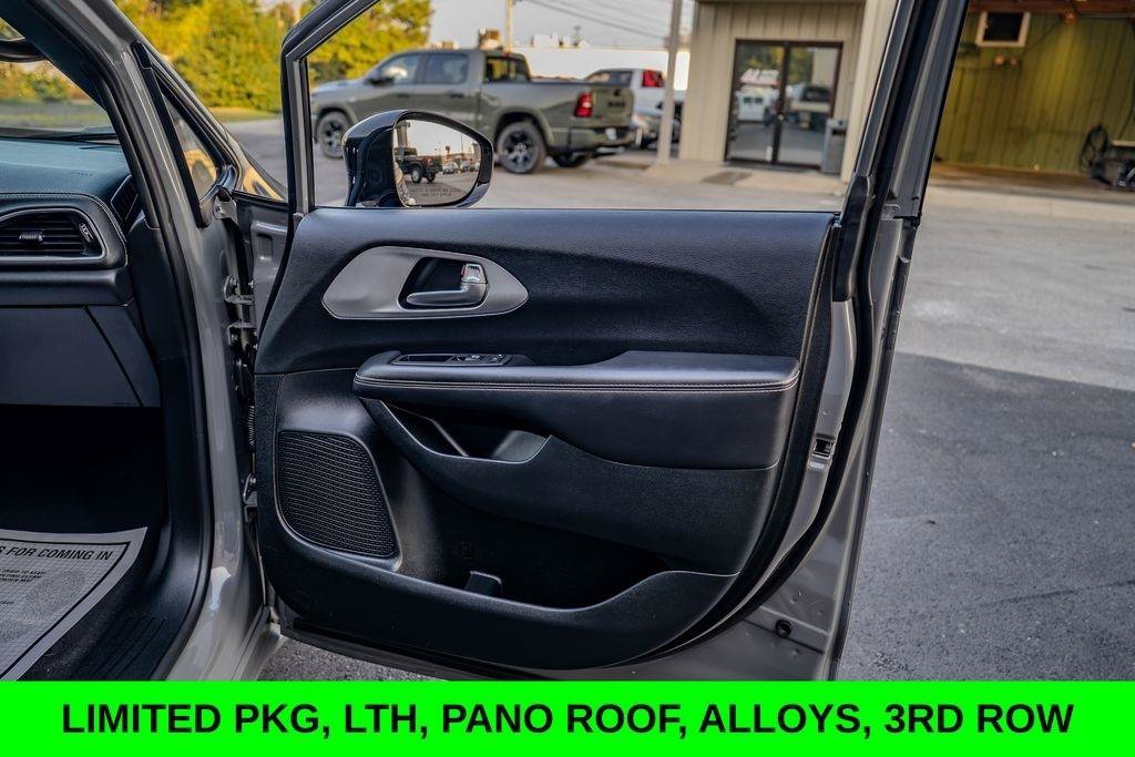 Used 2025 Chrysler Pacifica Limited FWD image 22