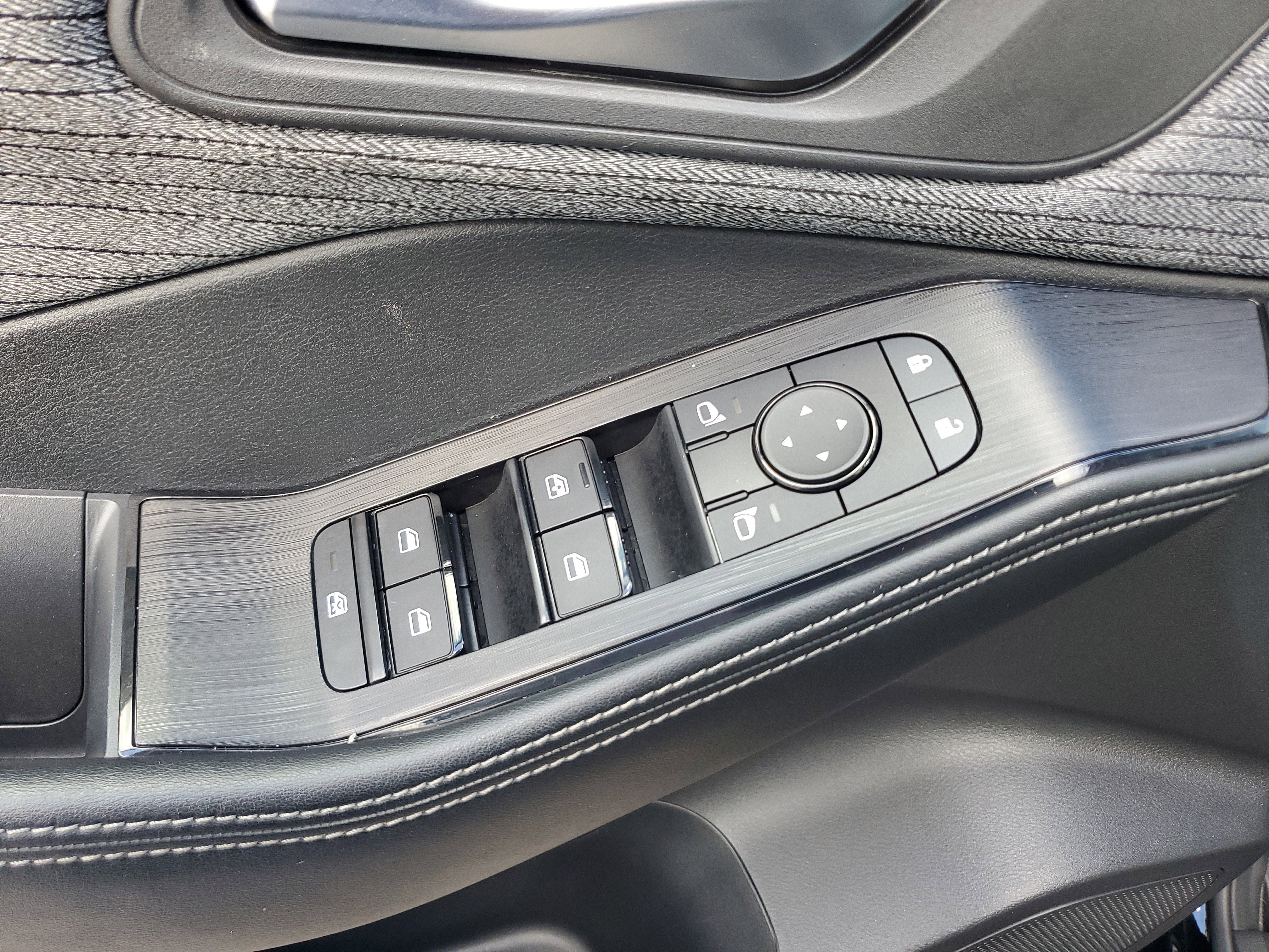 Used 2023 Nissan Rogue SV image 27