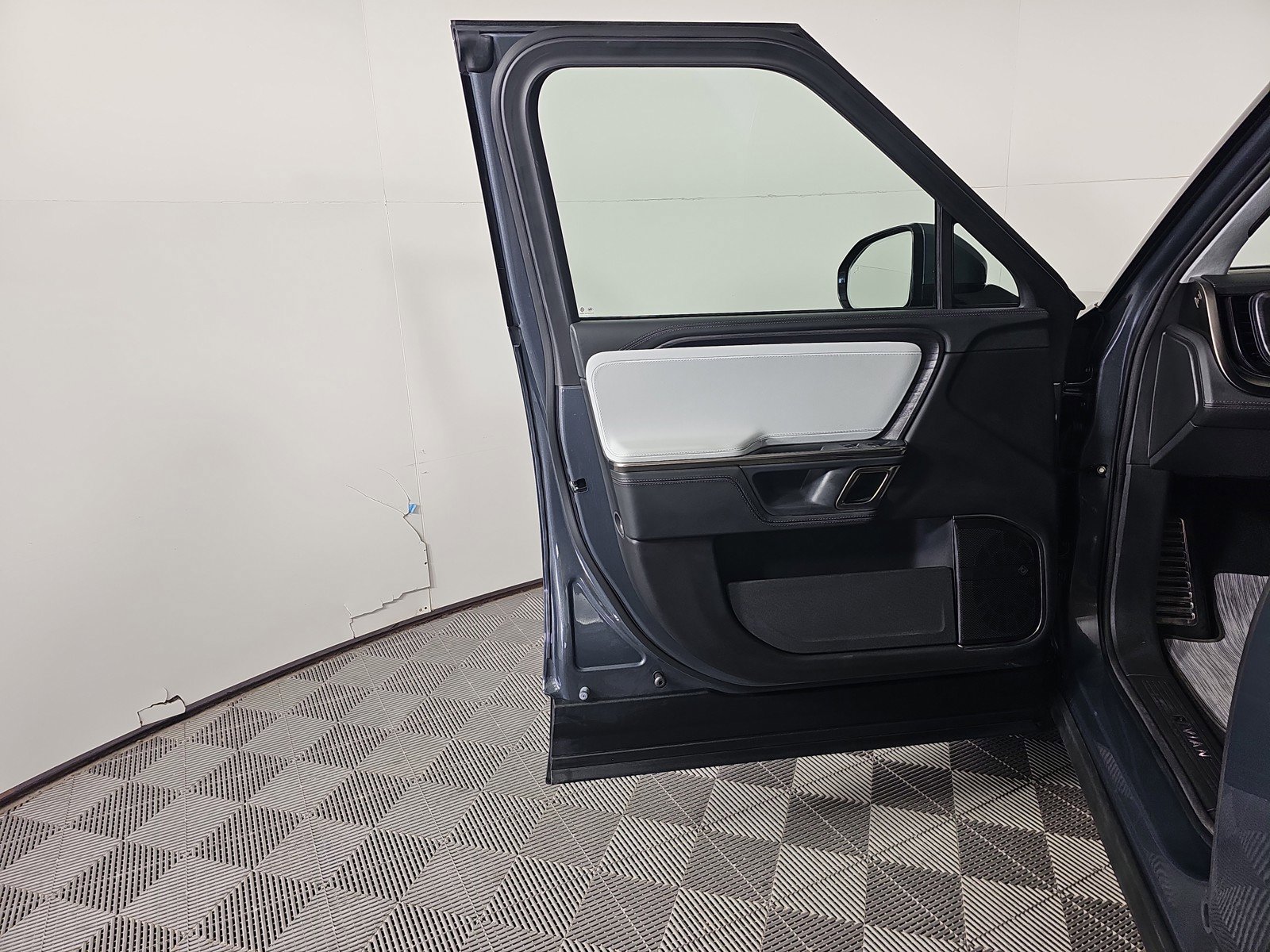 Used 2024 Rivian R1S Adventure image 16