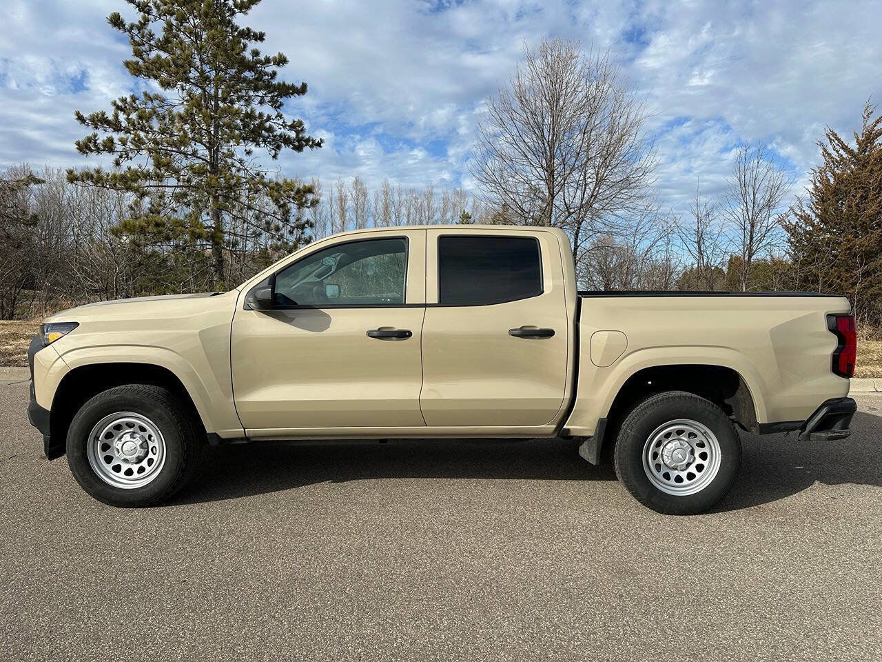 Used 2024 Chevrolet Colorado W/T RWD image 2