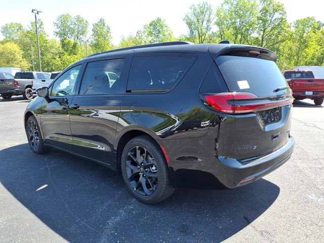 New 2027 Chrysler Pacifica Limited FWD image 5