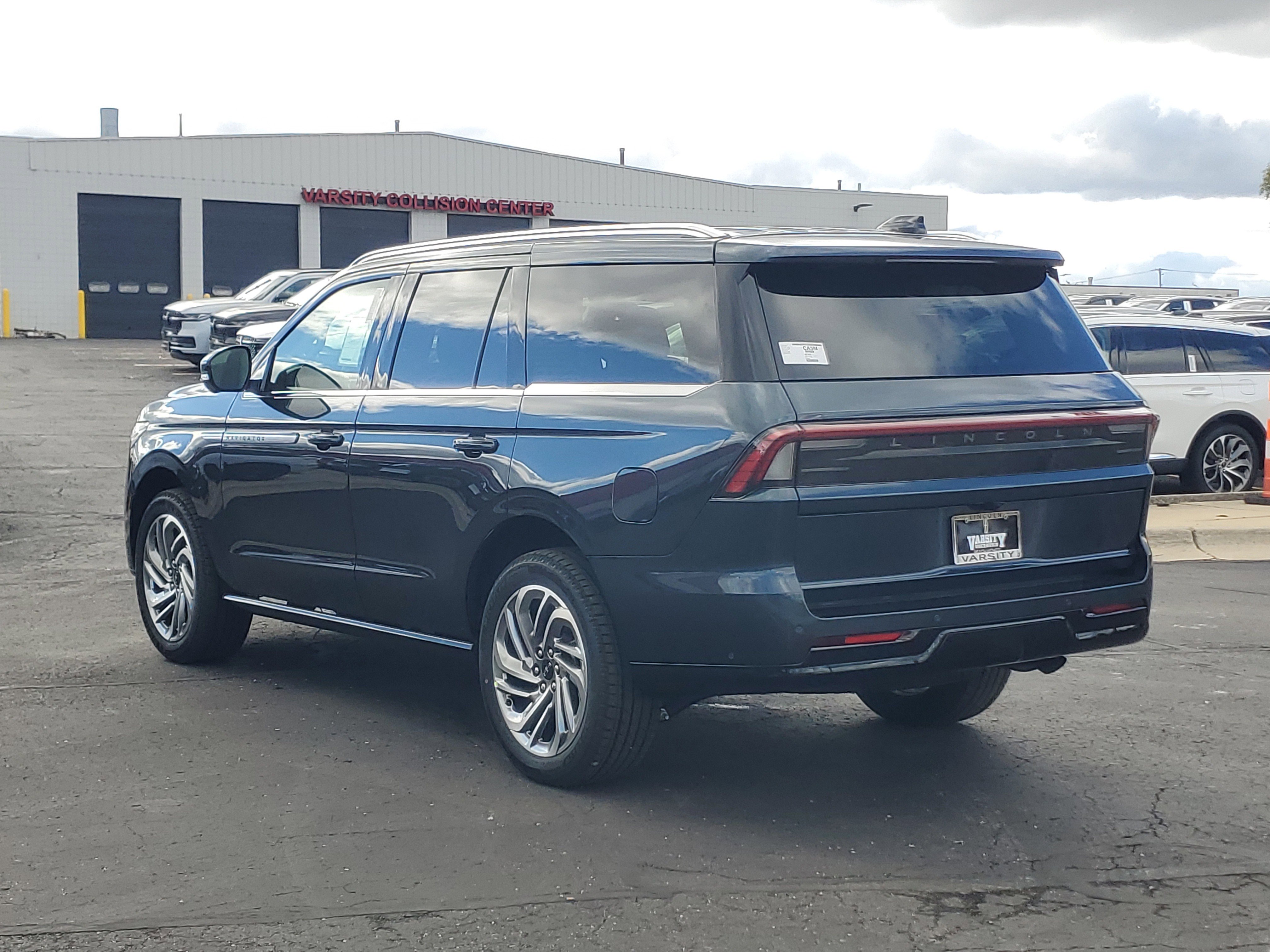 New 2025 Lincoln Navigator Reserve image 3