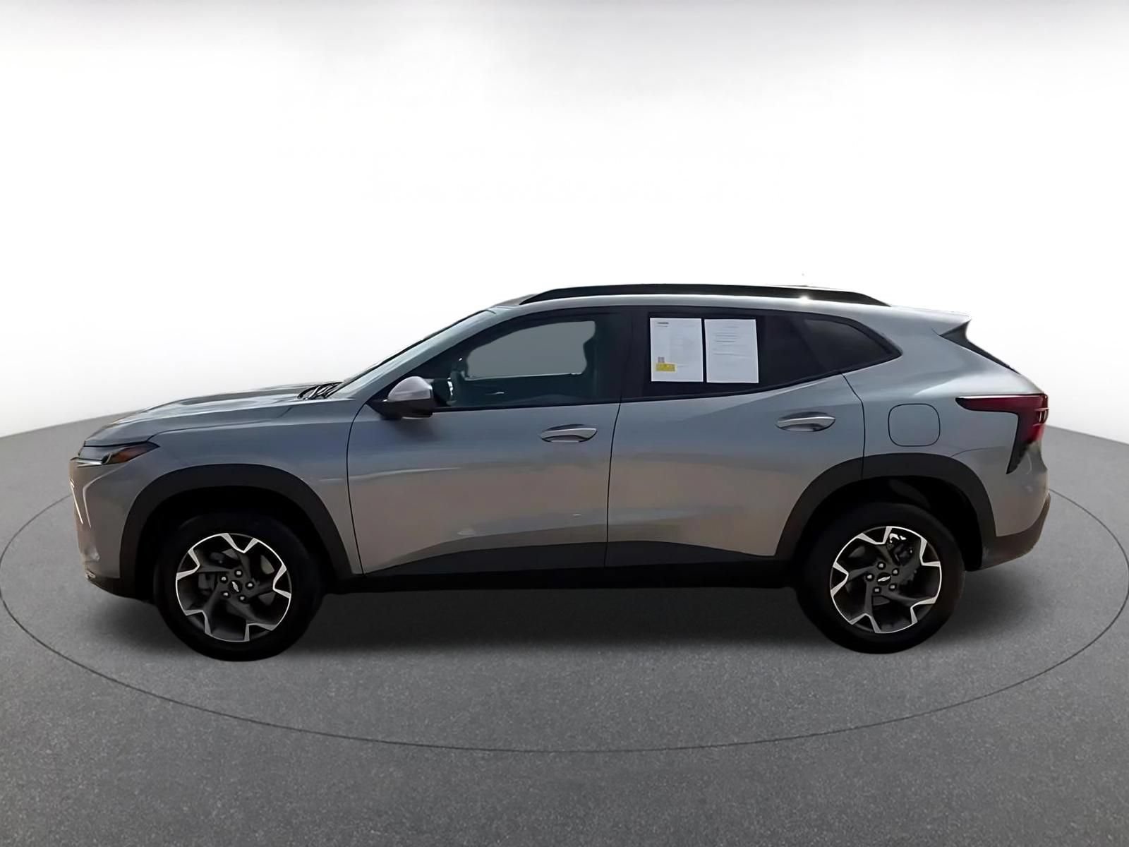 Used 2025 Chevrolet Trax LT FWD image 7