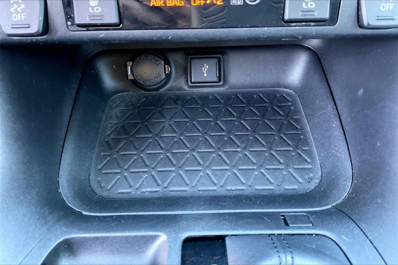 Used 2022 Toyota RAV4 XLE Premium image 17