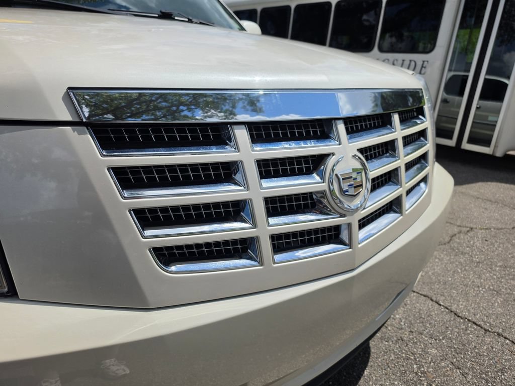 Used 2011 Cadillac Escalade ESV Premium RWD image 15