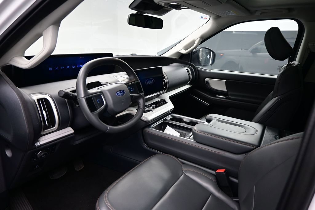 Used 2025 Ford Expedition Max Active AWD/4WD image 5