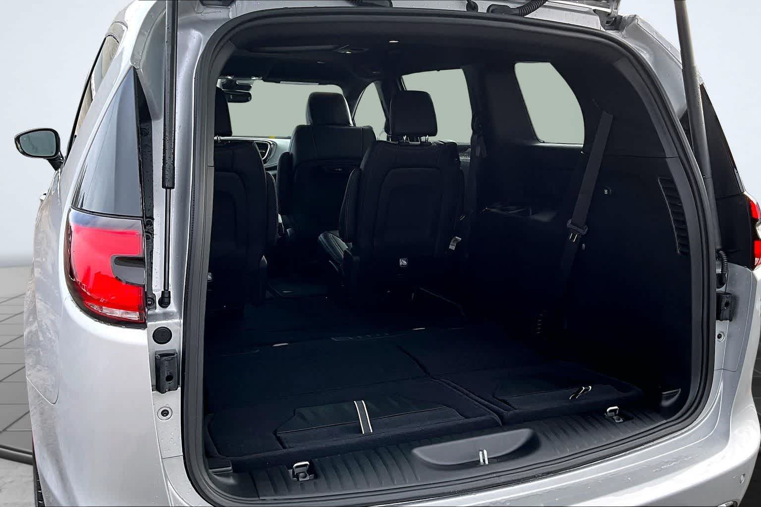 New 2026 Chrysler Pacifica Select AWD/4WD image 19