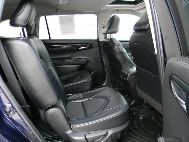Used 2023 Toyota Highlander XLE AWD/4WD image 26