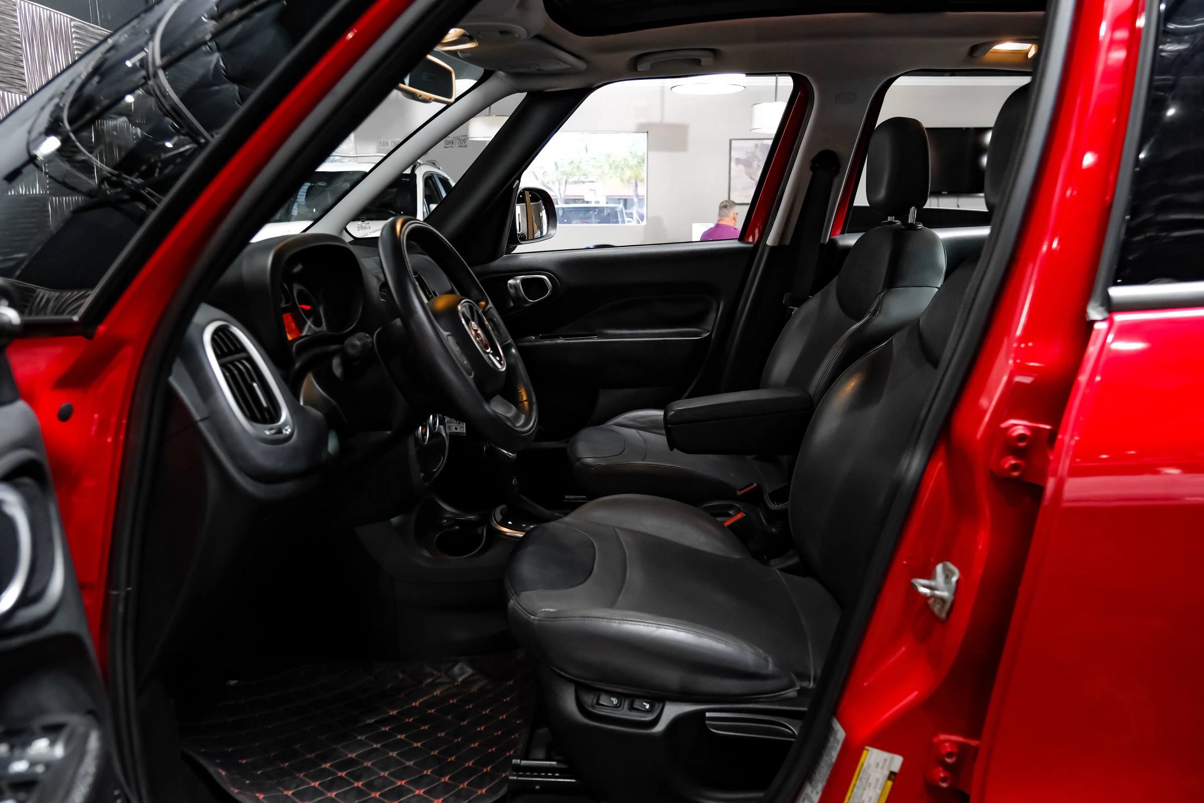 Used 2017 FIAT 500L Lounge w/ Dual-Pane Sunroof Package FWD image 4