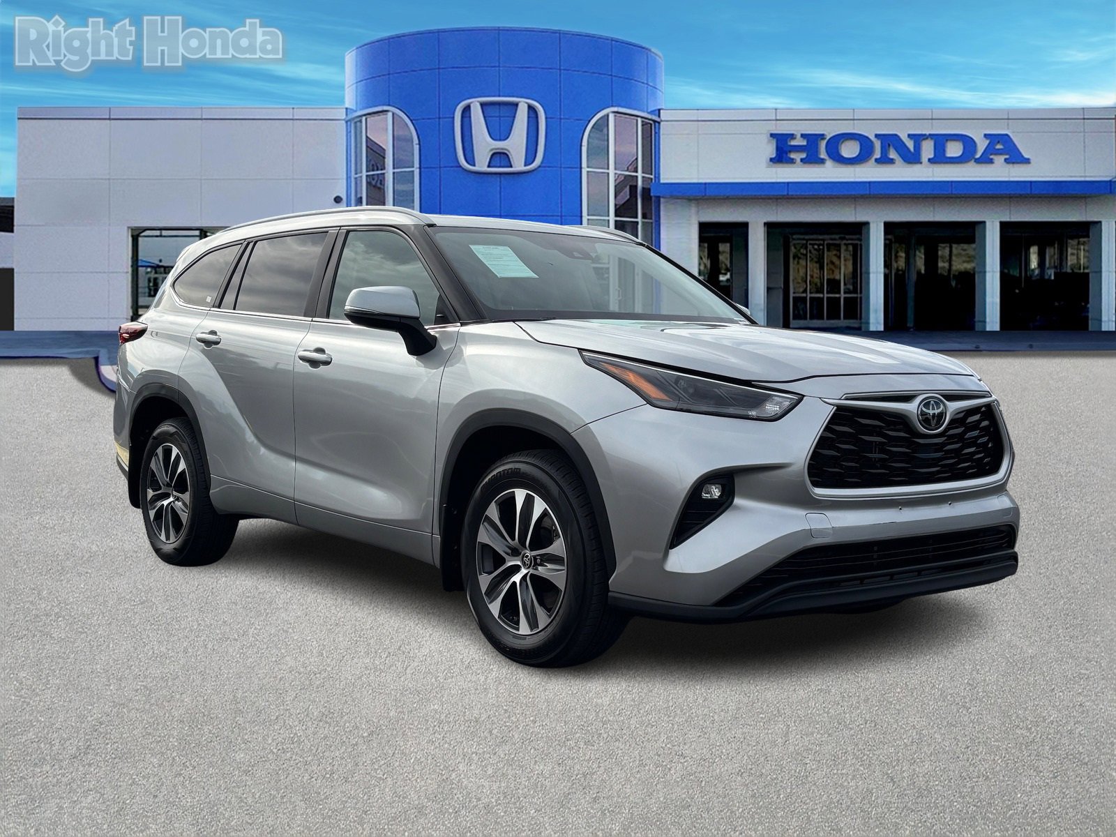 Used 2024 Toyota Highlander XLE image 8