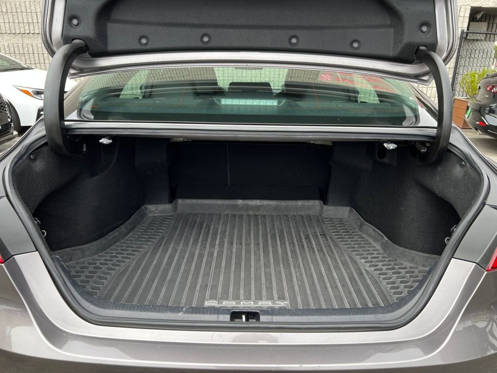 Used 2020 Toyota Camry LE image 40