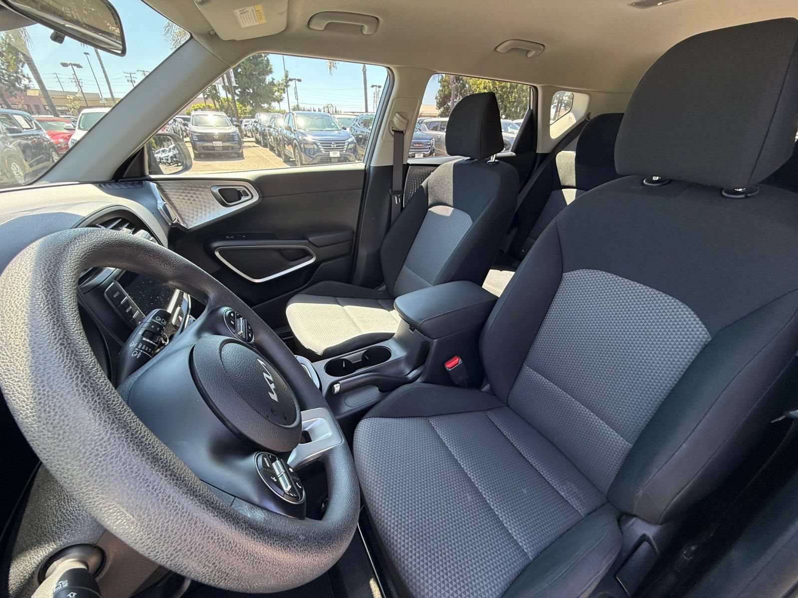 Used 2025 Kia Soul LX w/ LX Technology Package FWD image 32
