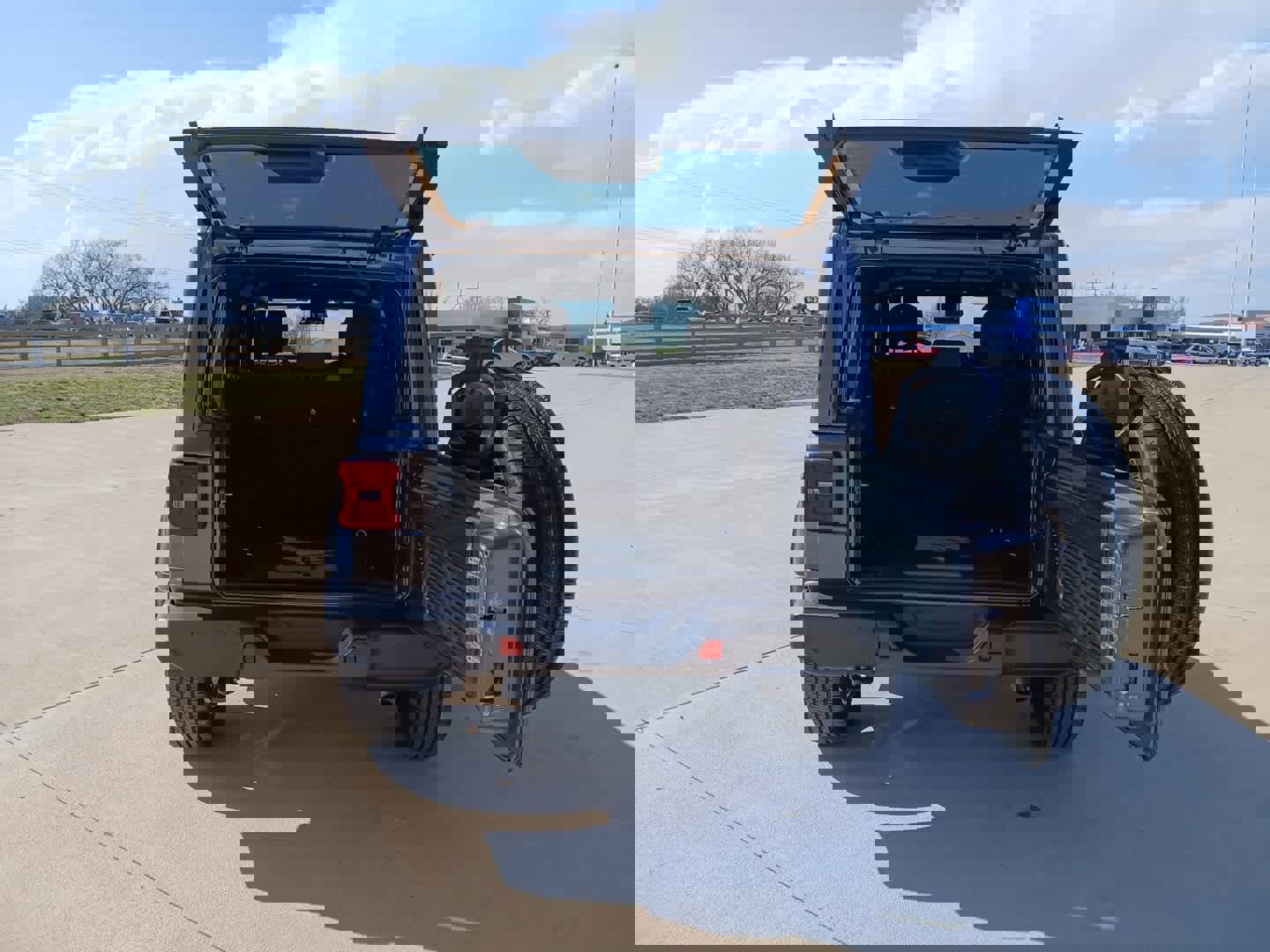 Used 2025 Jeep Wrangler Sahara image 7