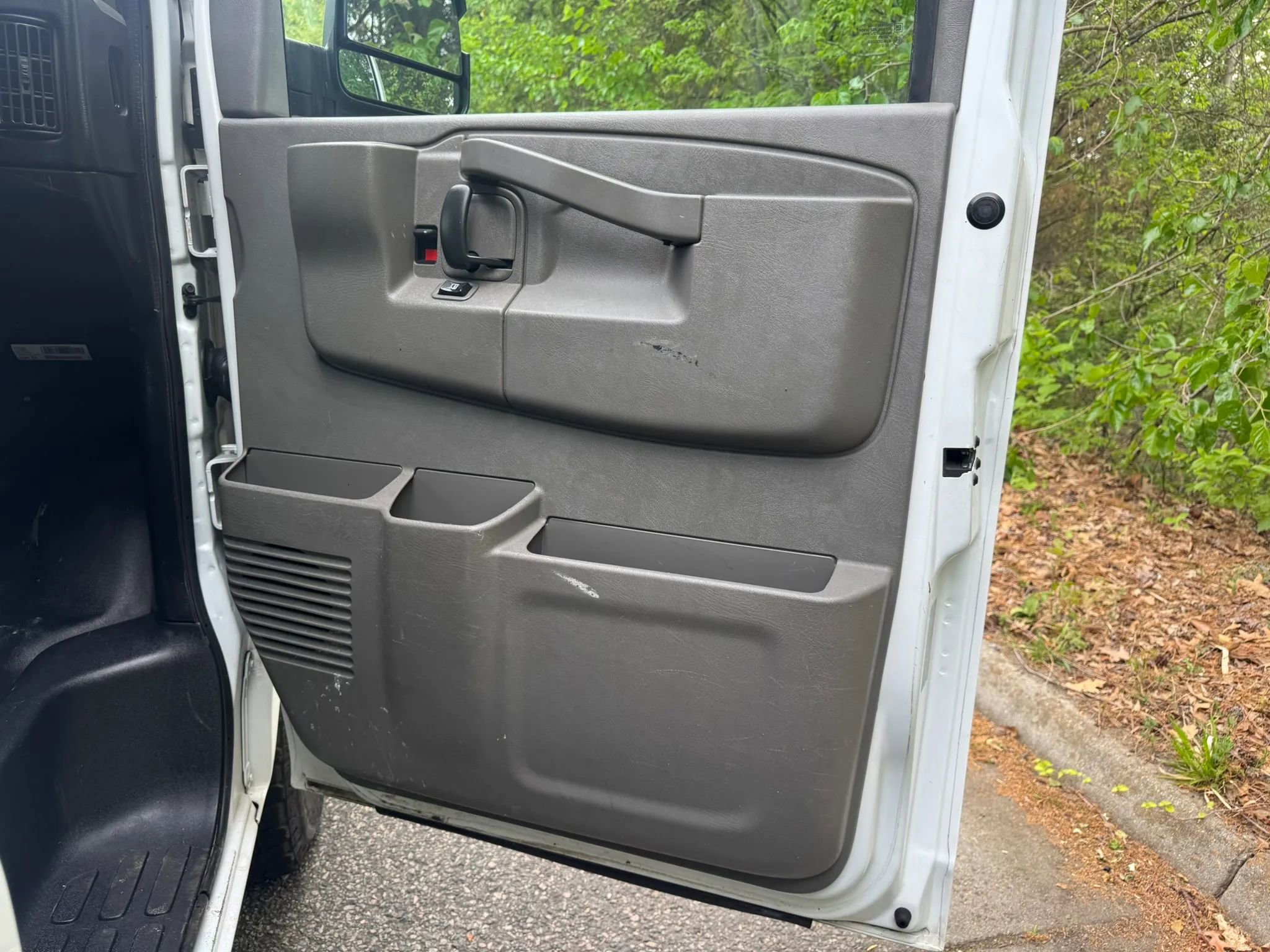 Used 2017 Chevrolet Express 2500 image 9