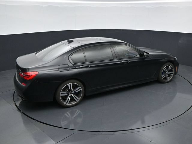 Used 2018 BMW 750i w/ Executive Package RWD image 25