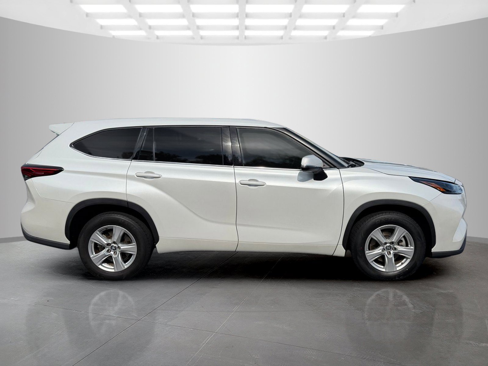 Used 2022 Toyota Highlander L FWD image 6