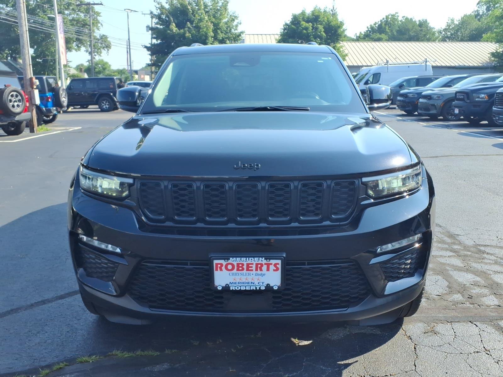 Certified 2023 Jeep Grand Cherokee Limited w/ Black Appearance Package AWD/4WD image 2