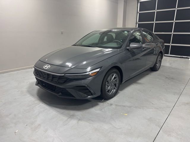 Used 2024 Hyundai Elantra SEL image 3