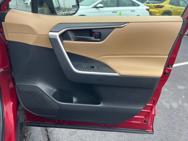 Used 2019 Toyota RAV4 LE w/ Carpet Mat Package image 27
