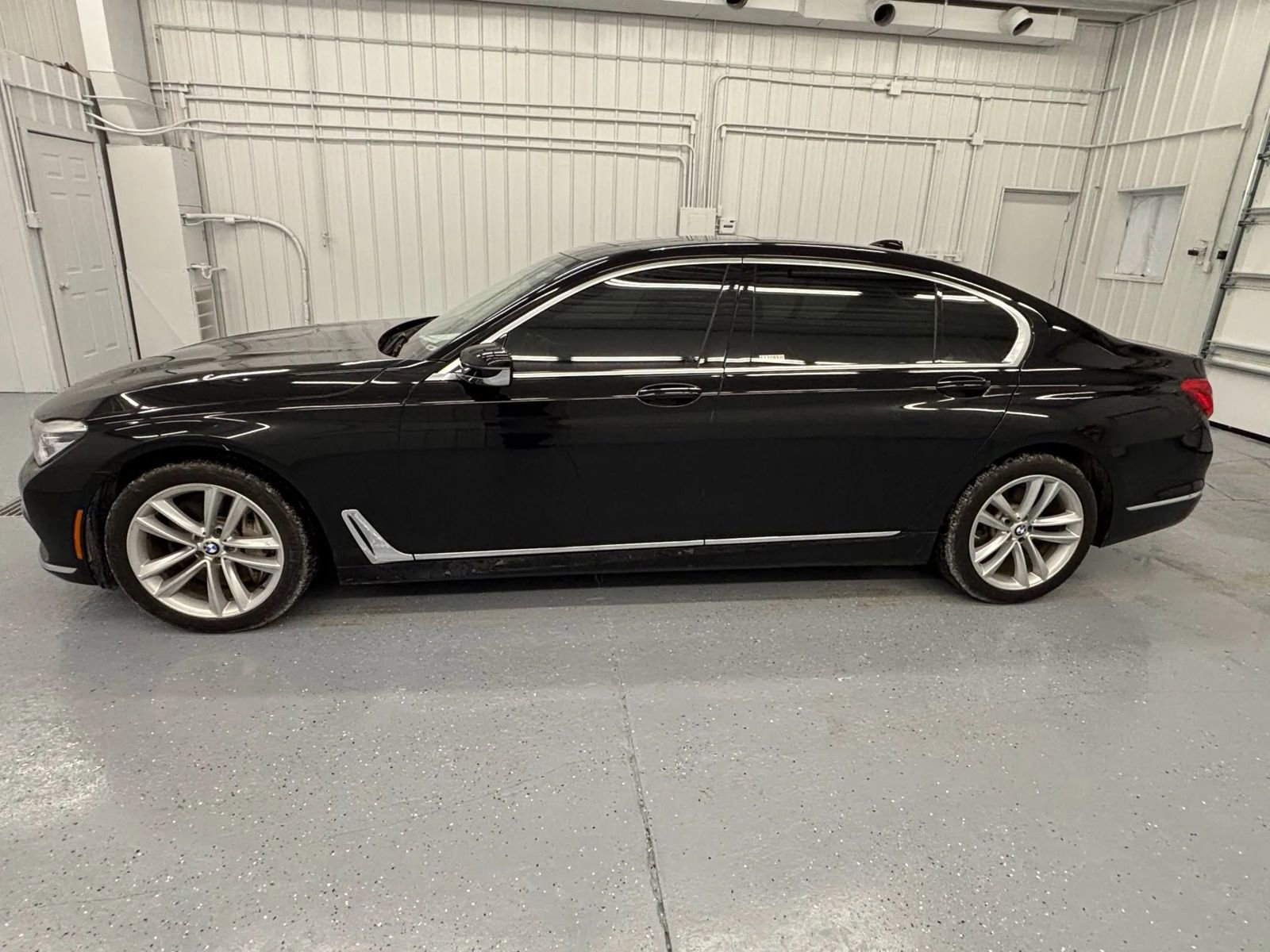 Used 2018 BMW 750i xDrive image 2