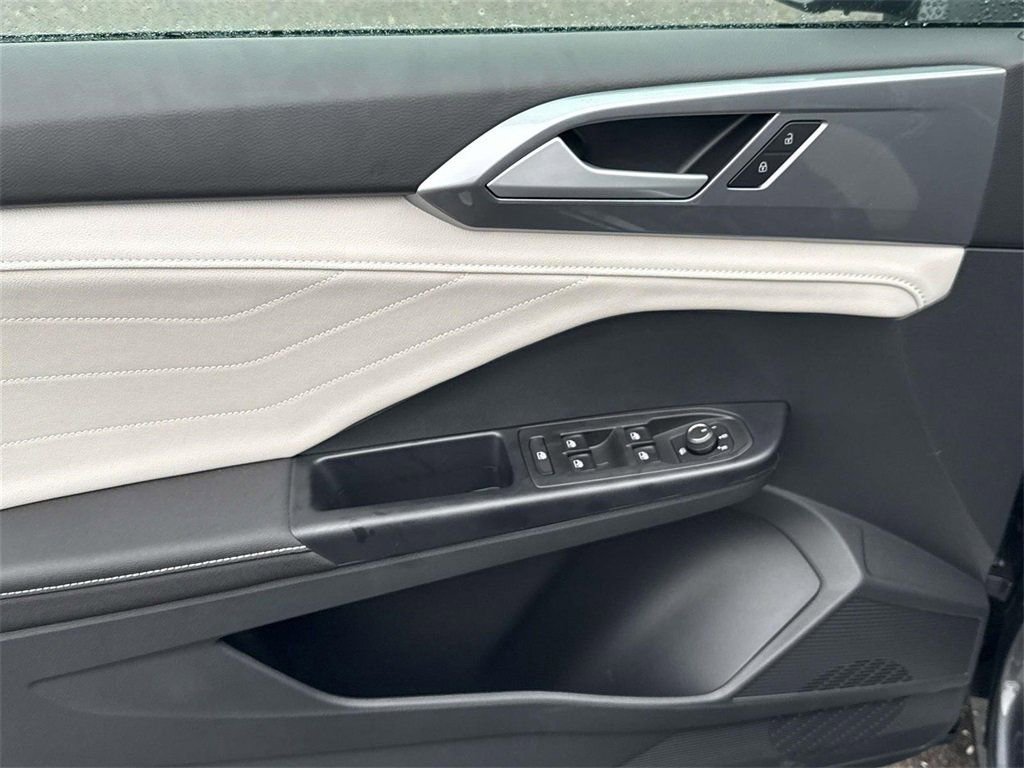 New 2026 Volkswagen Taos SEL image 13