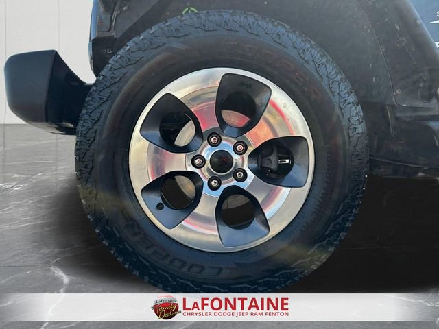 Used 2016 Jeep Wrangler Unlimited Sahara w/ Dual Top Group AWD/4WD image 29
