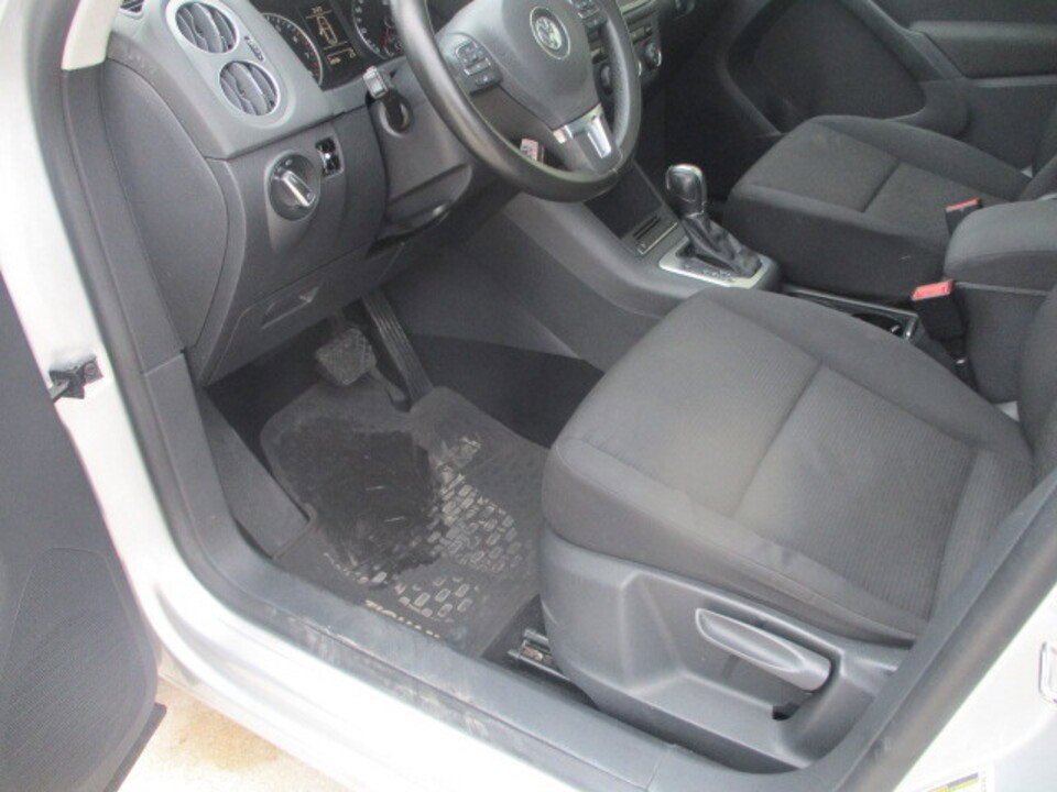 Used 2013 Volkswagen Tiguan S image 23