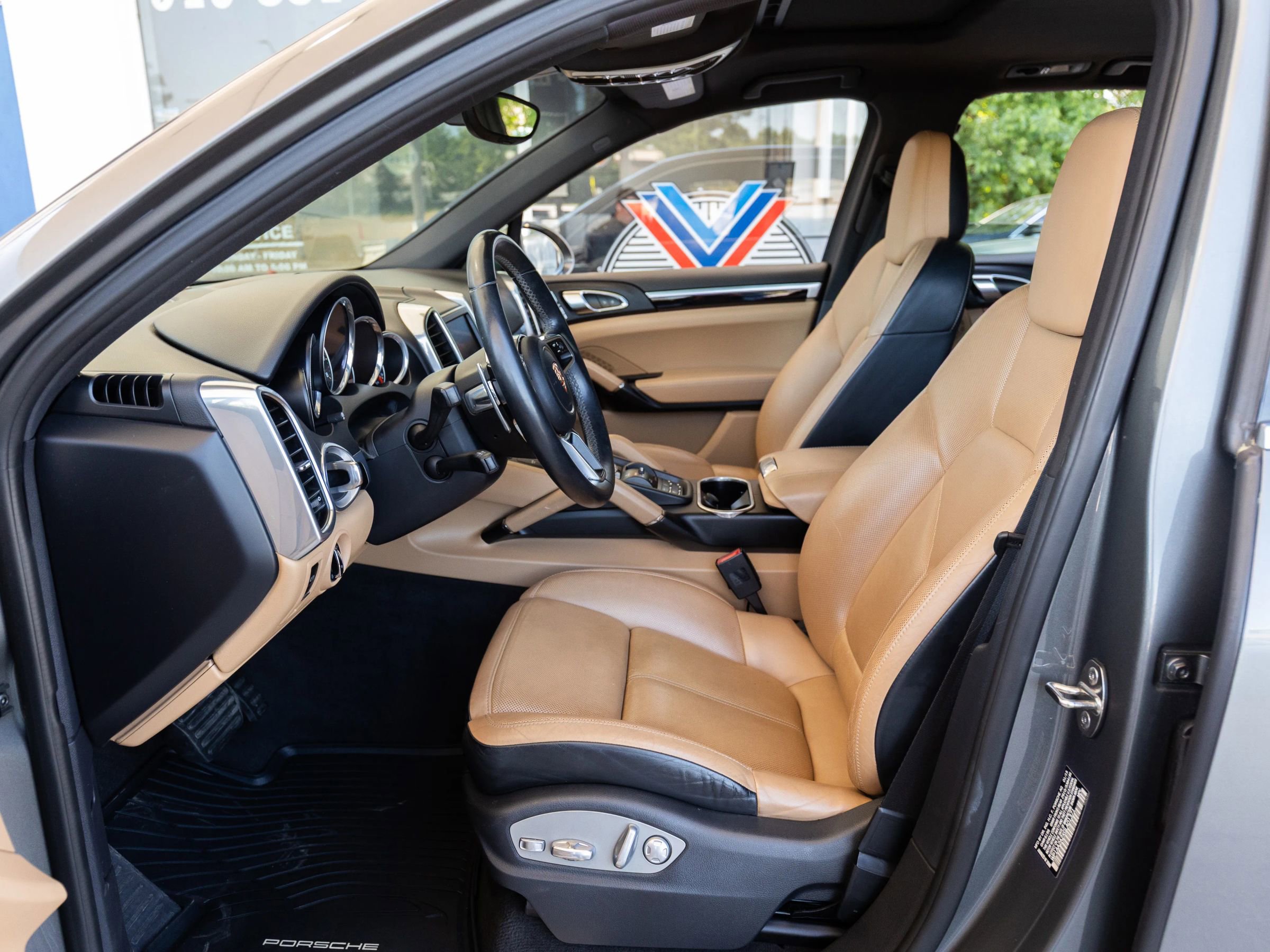 Used 2016 Porsche Cayenne w/ Premium Package AWD/4WD image 17