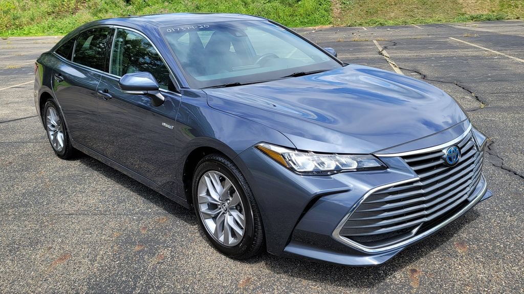 Used 2020 Toyota Avalon XLE w/ Moonroof Package FWD image 2