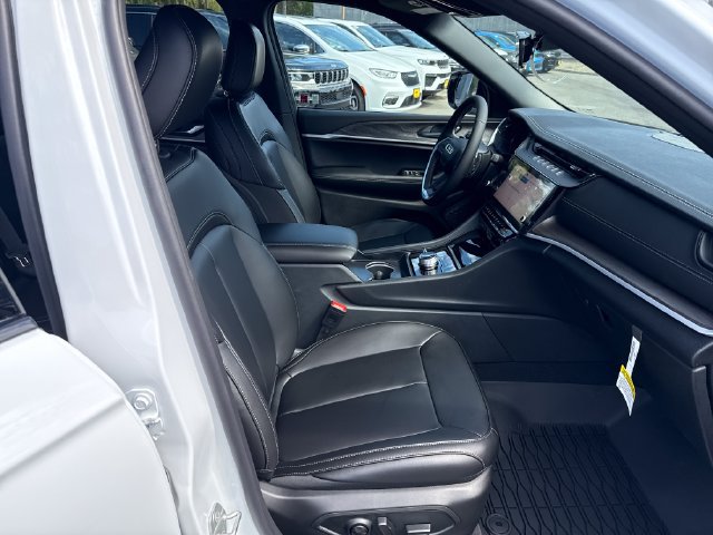 New 2026 Jeep Grand Cherokee Limited w/ Limited Altitude Package AWD/4WD image 9