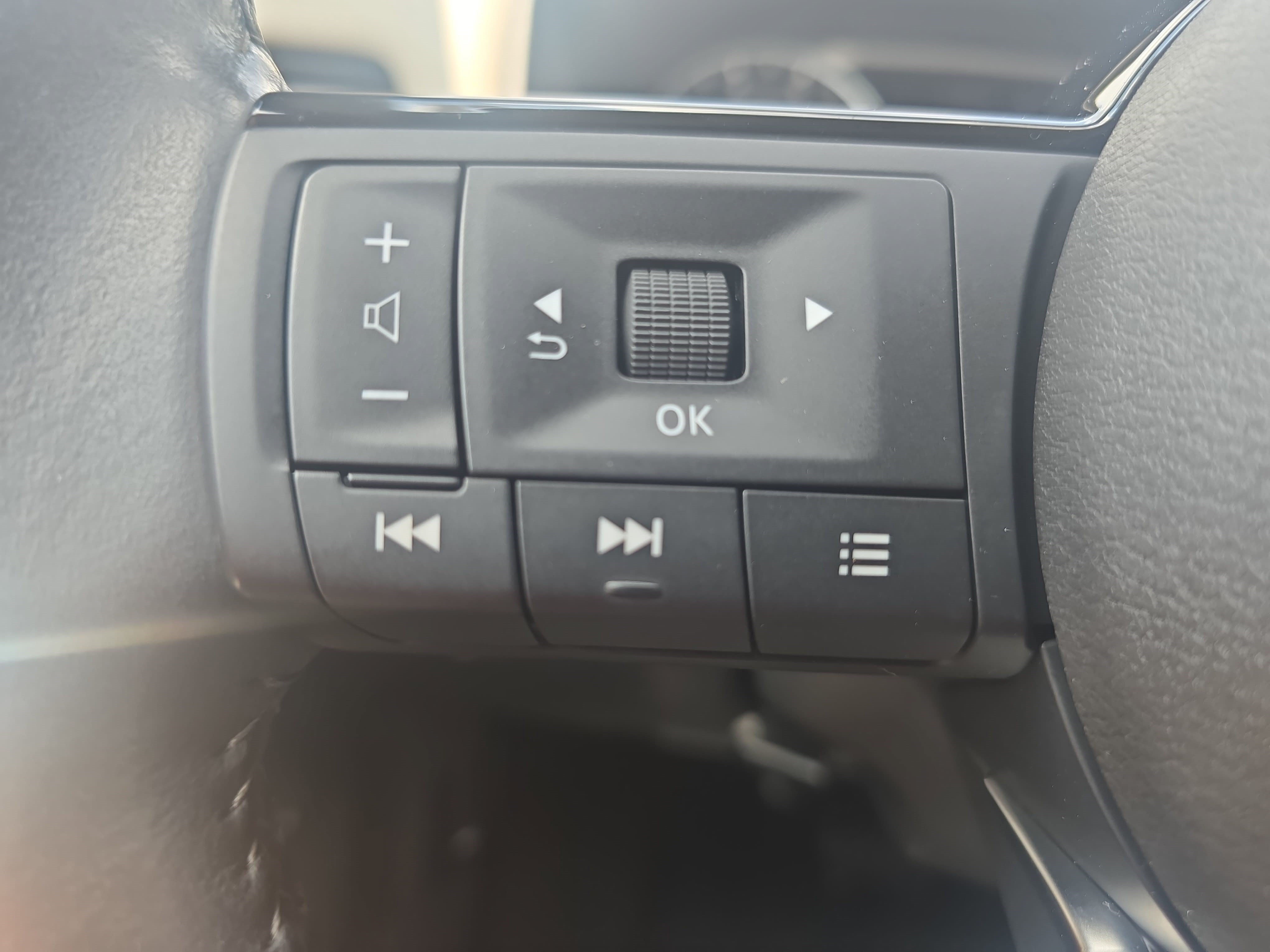 Used 2023 Nissan Rogue SL FWD image 17