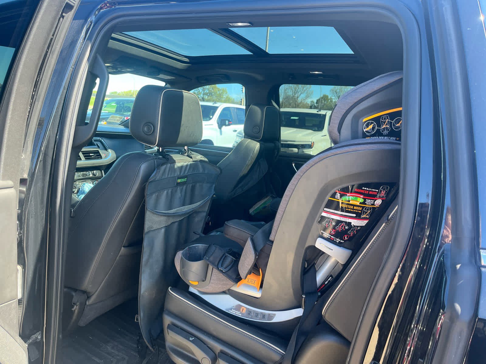 Used 2021 Chevrolet Suburban Premier w/ Premium Package AWD/4WD image 6