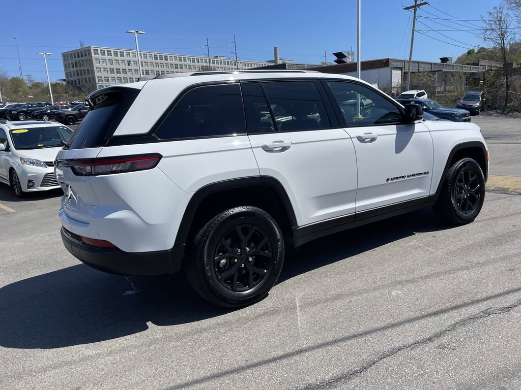 Used 2025 Jeep Grand Cherokee Altitude AWD/4WD image 8