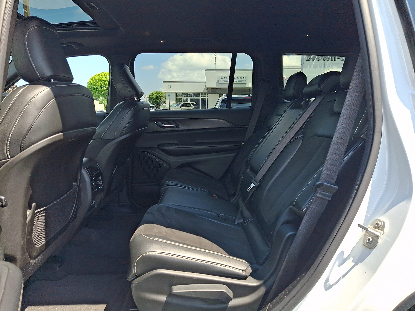 Used 2023 Jeep Grand Cherokee L Laredo AWD/4WD image 10