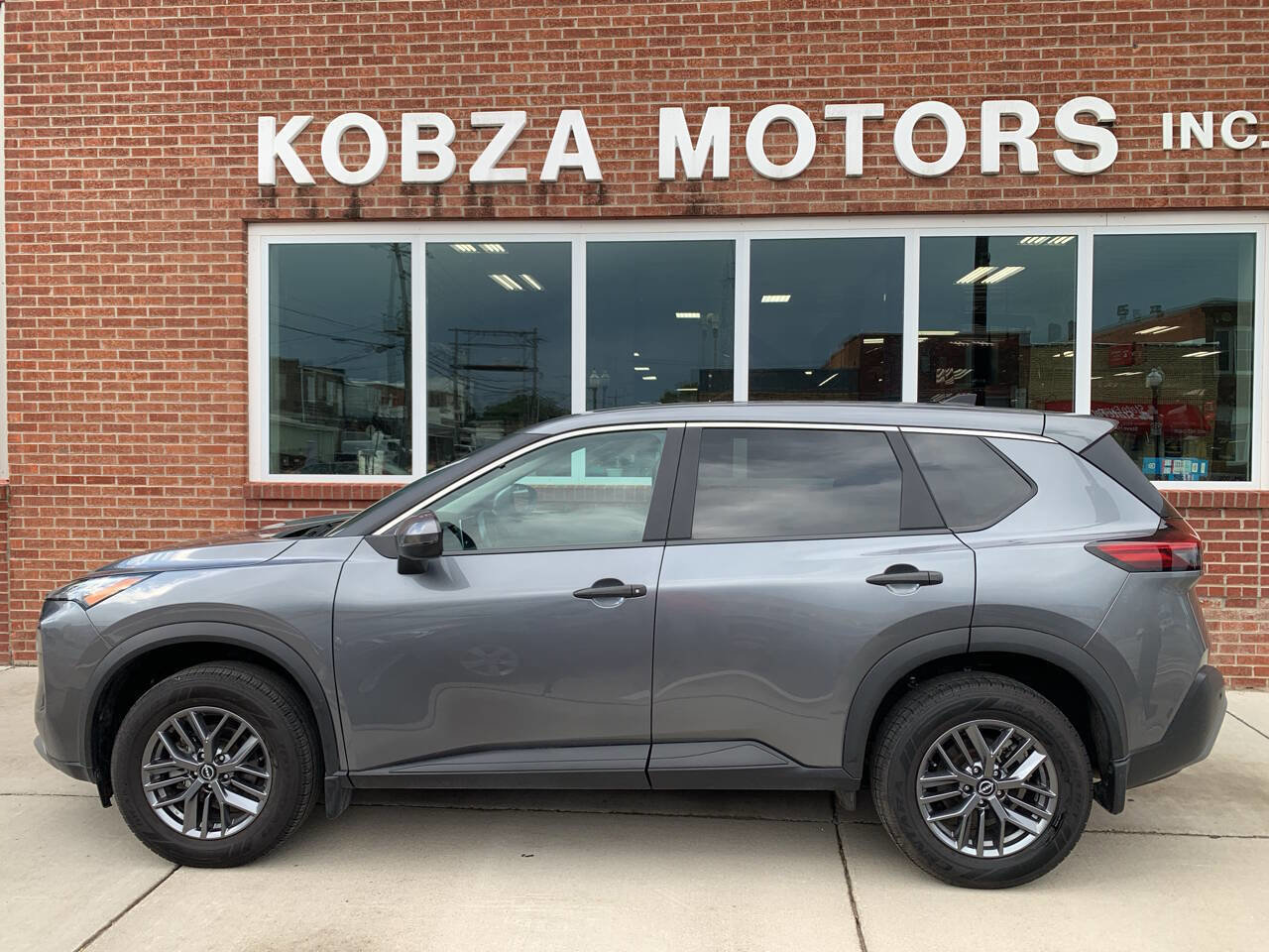 Used 2023 Nissan Rogue S image 2