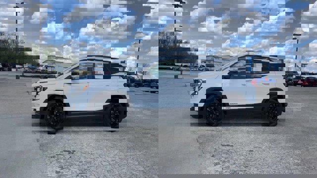 Used 2022 GMC Terrain SLE w/ Driver Convenience Package image 5