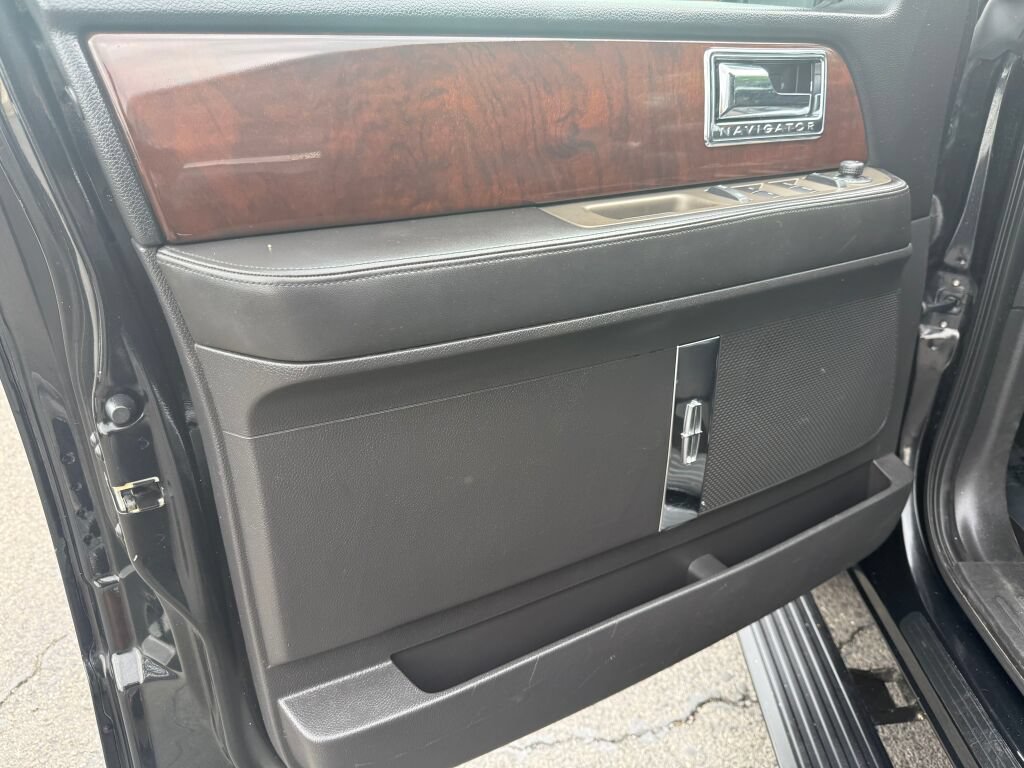 Used 2014 Lincoln Navigator 4WD image 9