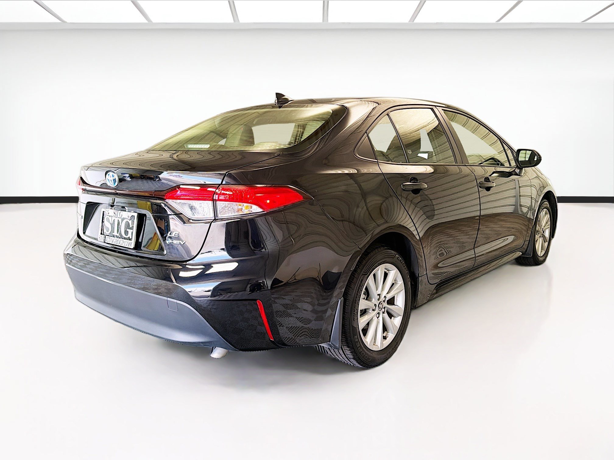 Used 2025 Toyota Corolla LE w/ LE Premium Package FWD image 4