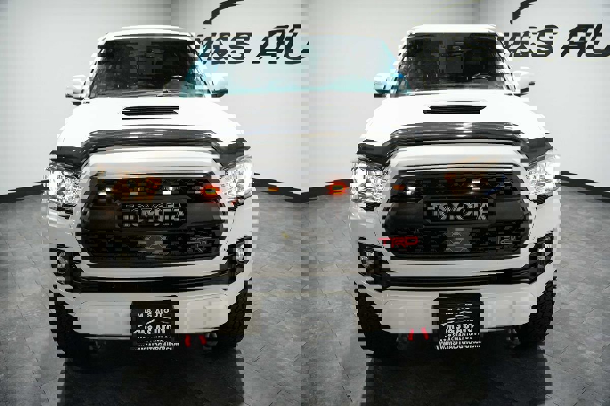 Used 2018 Toyota Tacoma TRD Sport w/ Technology Package image 8